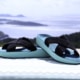 Blaue Zehenstegsandalen mit X-Riemchen